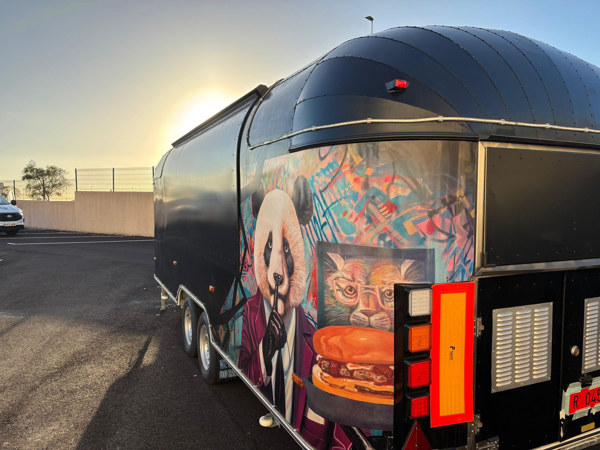 Foodtruck premium con arte personalizado al atardecer — TuFoodTruck