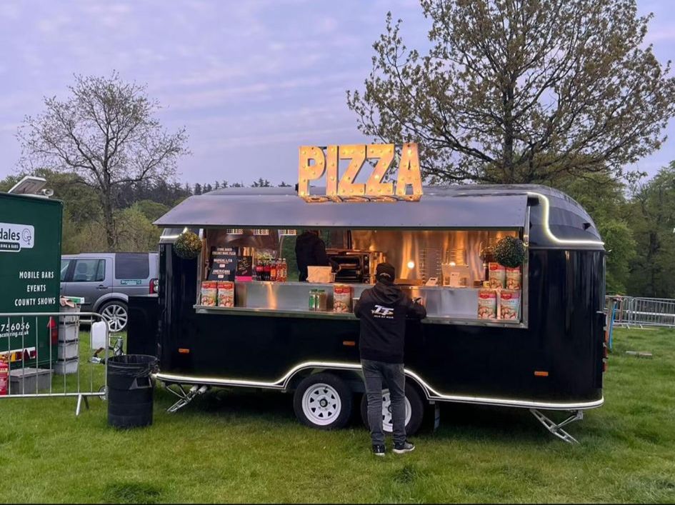 Foodtruck en evento — cocina a pleno rendimiento — TuFoodTruck