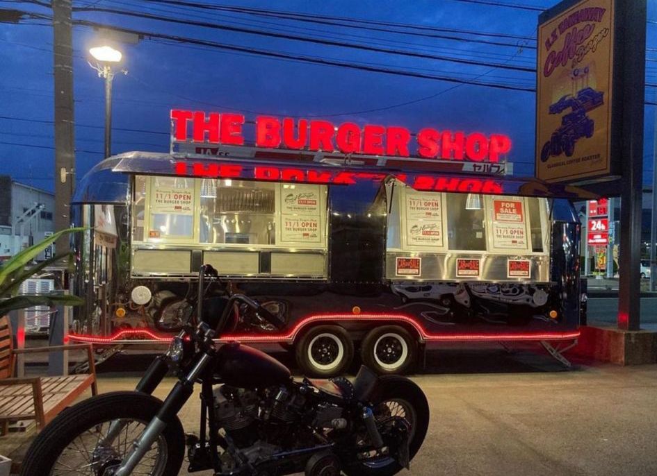 Foodtruck premium cromado con luces neon — TuFoodTruck