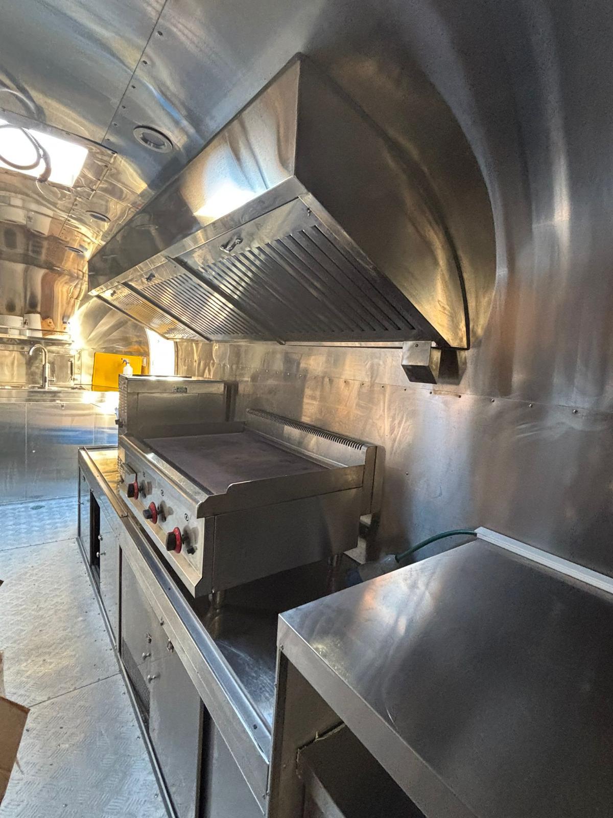 Interior cocina profesional en acero inoxidable — TuFoodTruck